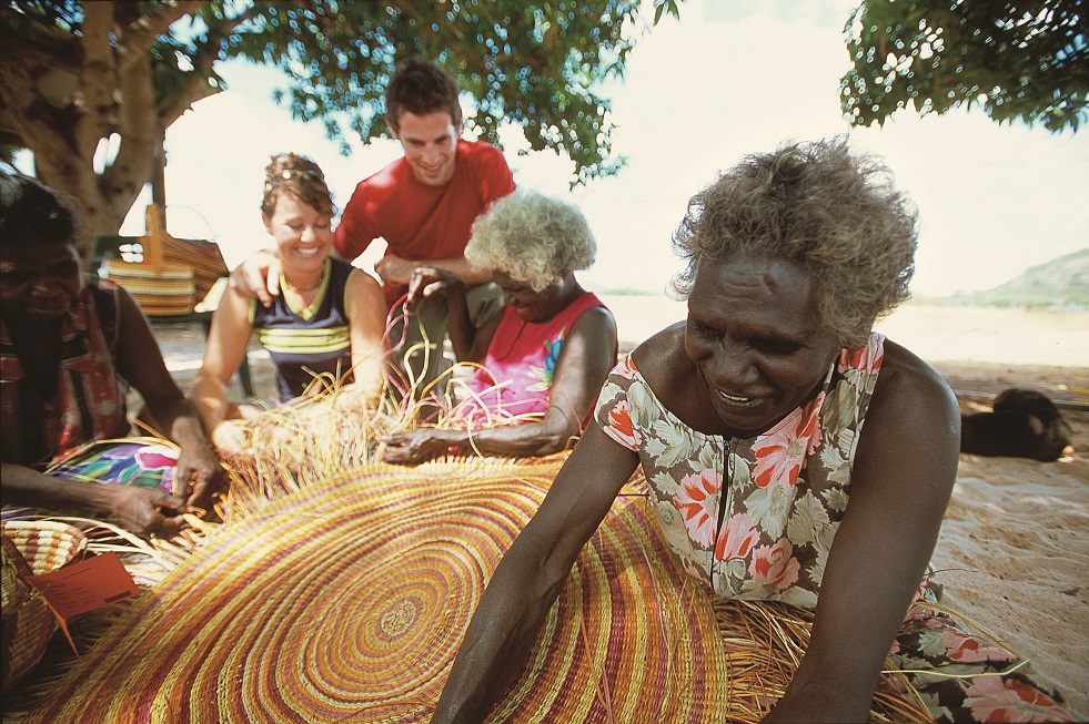 northern-territory-cultural-tours-basket-weaving