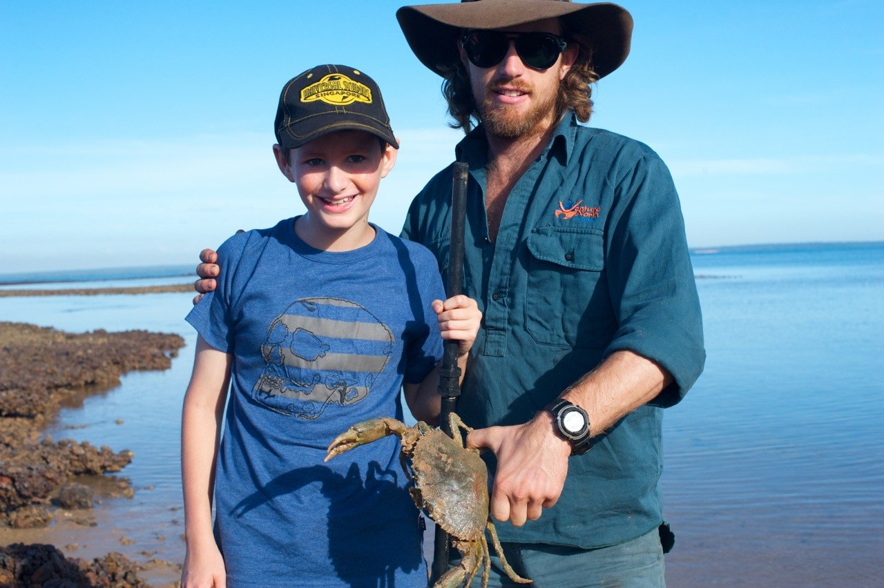 catching-mudcrabs-at-cobourg-peninsula