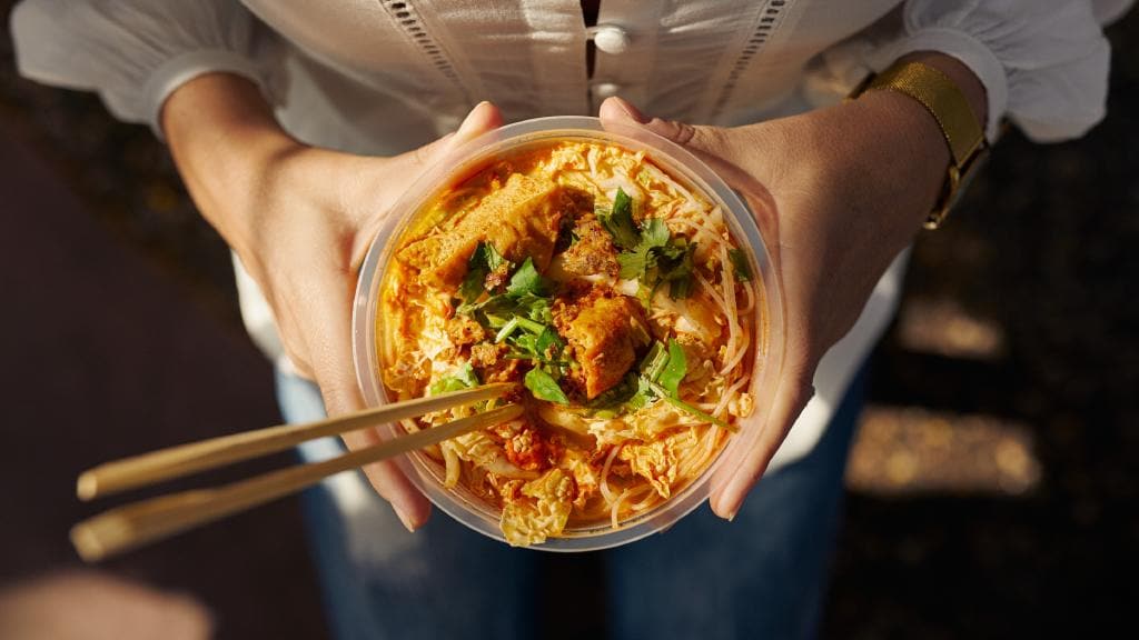 a-locals-guide-to-the-parap-markets-laksa